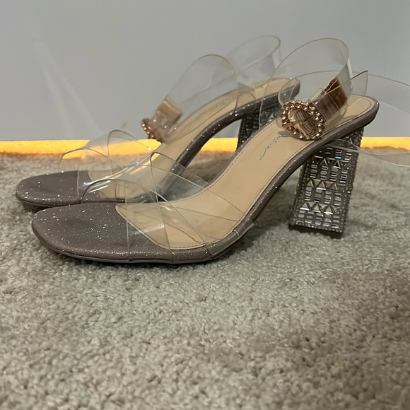 Betsey Johnson Women's Sb-Bell Heeled Sandal. - Picture 1 of 9
